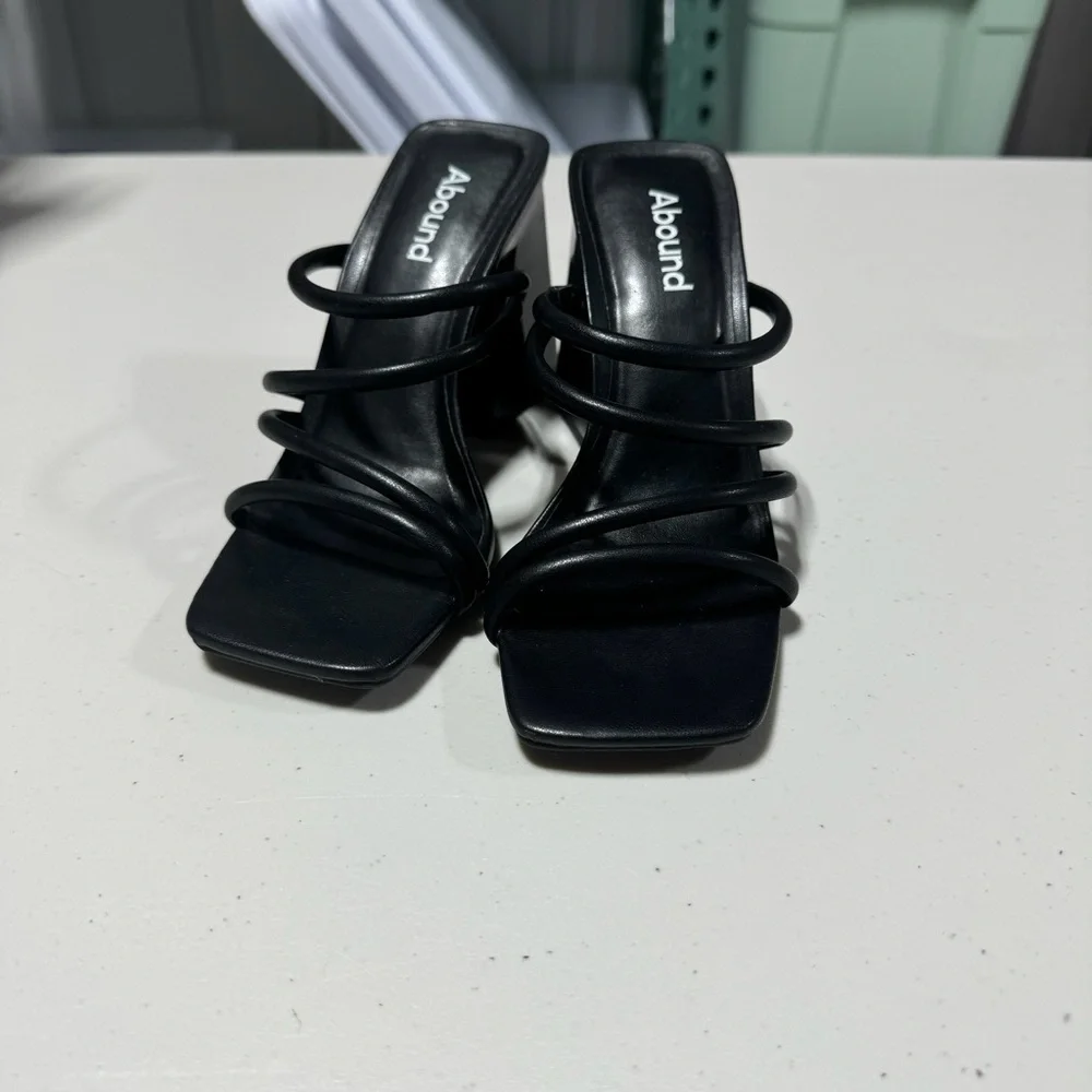 Abound Austyn Strappy Sandal Size 4.5